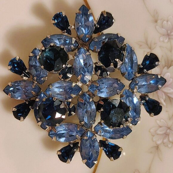 VTG 60s Rhinestone Shades of Icy Blue Brooch Silver Tone Snowflake Navette - Picture 4 of 5